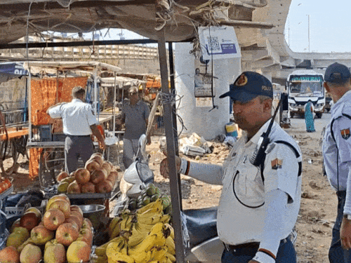 नवलगढ़ पुलिया के नीचे से हाथ ठेलों को हटाते हुए।