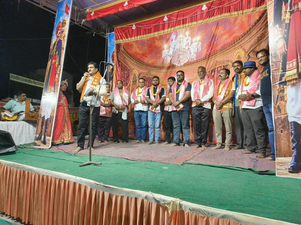 मंच पर दिवंगत कलाकारों के परिजनों का सम्मान किया।