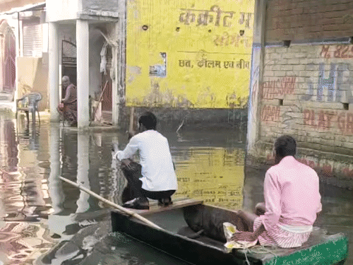 लखनऊ लगातार 15वें दिन भी बाढ़ की चपेट में है। कॉलोनियों में तीन-तीन फीट तक पानी भरा हुआ है।