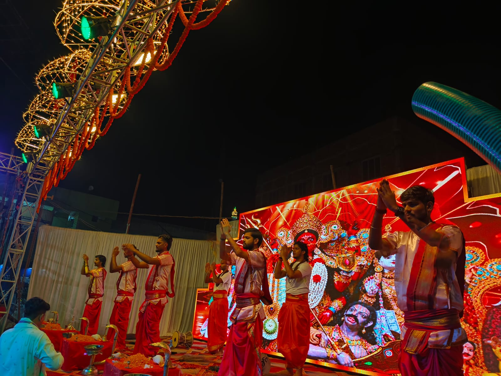 आरती का दृश्य।
