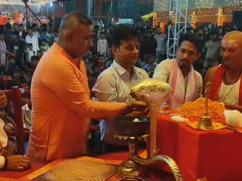 आरती से पहले पूजा करते एसडीओ-डीएसपी।