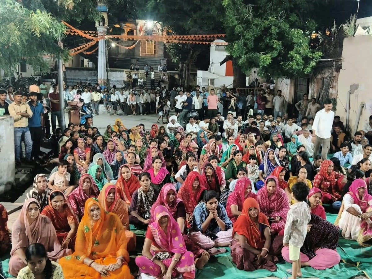 बड़ी संख्या में ग्रामीणों ने रामलीला का आनंद लिया।