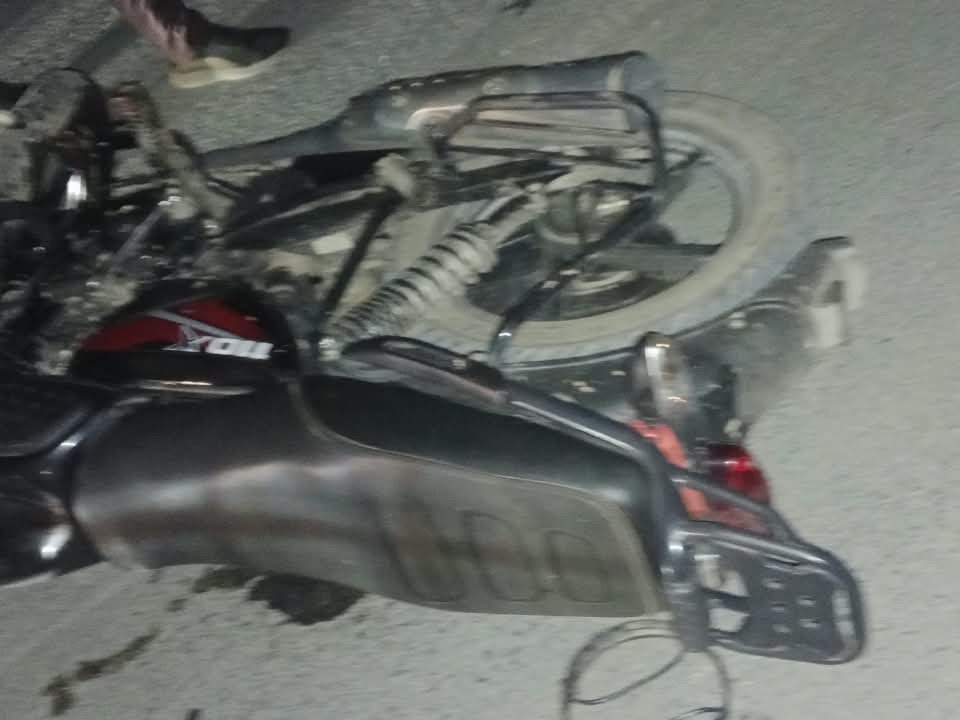 एक ही बाइक पर पति-पत्नी और बेटा सवार थे। बाइक नाबालिग बेटा चला रहा था।