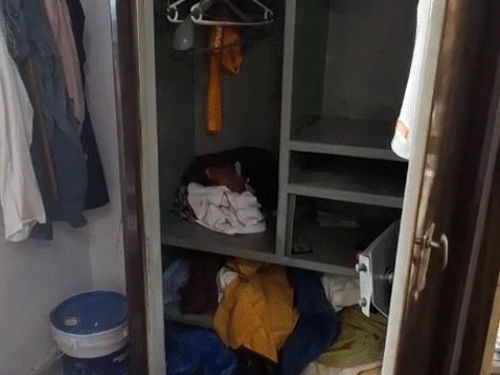 पुलिस सूत्रों के अनुसार हमलावर करीब आधा घंटे तक क्रेशर ऑफिस में रहे। उन्होंने वहां मौजूद हर सामान को तोड़ दिया।