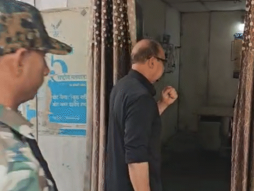 आरोप है कि डॉक्टर ने बच्ची की जरूरतों और उसकी पढ़ाई-लिखाई की जिम्मेदारी लेने का भरोसा दिया।