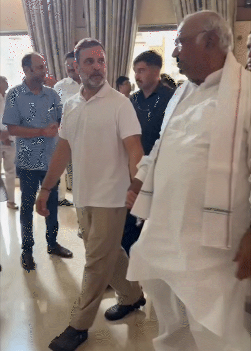 राहुल गांधी और मल्लिकार्जुन खड़गे दिल्ली के कॉन्स्टिट्यूशन क्लब पहुंचे। जहां विपक्षी सांसद इकठ्ठा हुए थे।