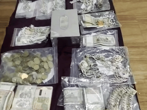 पुलिस ने करीब 20 लाख का सामान बरामद किया है।