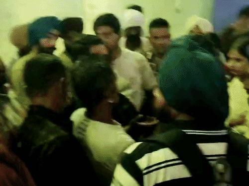 टिकट कैंसिल होने के बाद यात्रियों ने एयरपोर्ट पर किया हंगामा।