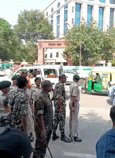 प्रदर्शनकारियों को पुलिस ने समझाने की कोशिश की।