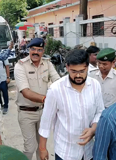 पुलिस ने समझाइश के बाद नारेबाजी कर रहे प्रदर्शनकारियों को खदेड़ा।