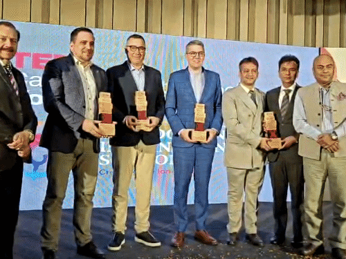 कार्यक्रम में उपस्थित विभिन्न देशों से आए प्रतिनिधि।