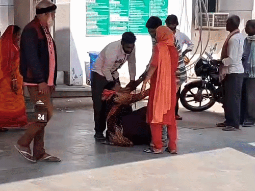 हादसे की सूचना पर अस्पताल पहुंचे परिजन रोते-बिलखते हुए।