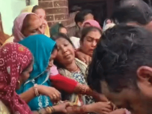विकास की मौत के बाद विलाप करती मां और गमगीन परिजन।