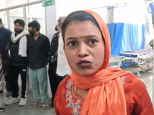 पुलिस को जानकारी देते हुए भावुक हो गई जेठानी पूजा।