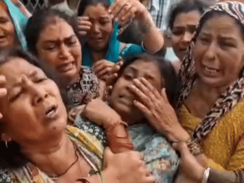 विकास की मौत के बाद घर में मातम, मां का रो-रोकर बुरा हाल।