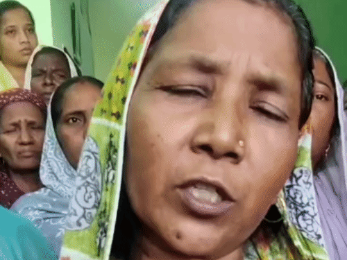 विकास के प्रेम संबंधों और घटना के बारे में जानकारी देती मृतक की मां ममकौर।