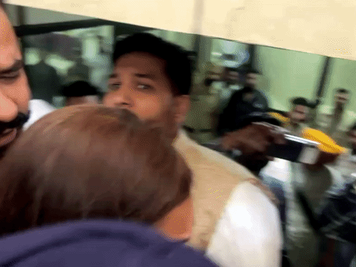 भाजपा की पार्षद भवनीत कौर पुलिसकर्मियों से बहस करते हुए।