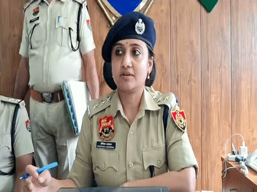 लूट की घटना की जानकारी देतीं एएसपी दीपिका अग्रवाल।