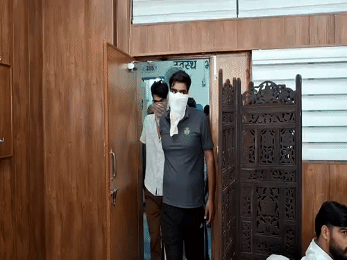पुलिस हिरासत में चारों आरोपी।