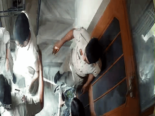 पुलिस किसी तरह मामला शांत कर बहू का घर से बाहर ले जाती है।