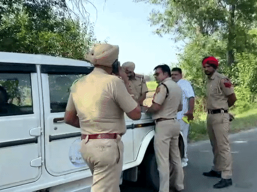 एनकाउंटर के दौरान मौके पर पहुंचे पुलिस अधिकारी। - Dainik Bhaskar