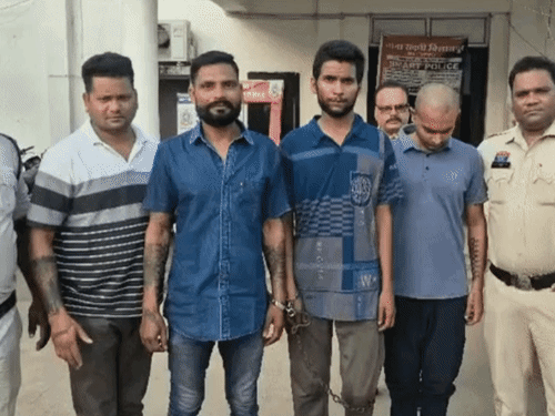 पुलिस ने सस्पेंडड कॉन्स्टेबल और उसके दोस्तों को गिरफ्तार किया है।