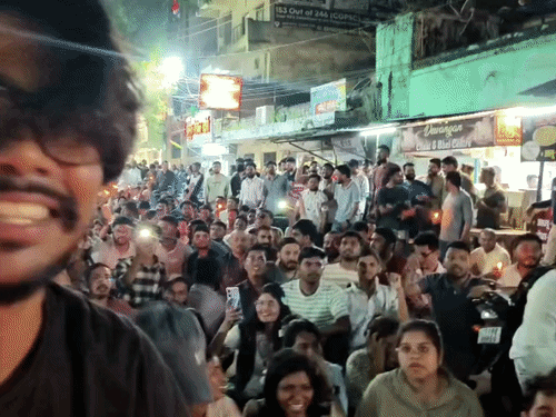 प्रतियोगी परीक्षाओं की तैयारी कर रहे युवाओं ने रविवार की रात गांधी चौक पर कैंडल मार्च निकालकर विरोध प्रदर्शन किया।
