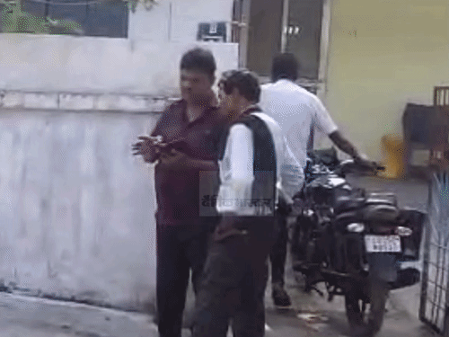 अलमारी से जेवर और 20 हजार रुपए नकद पार