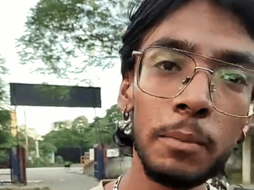 मामले की जानकारी देता मोहल्ले का युवक।