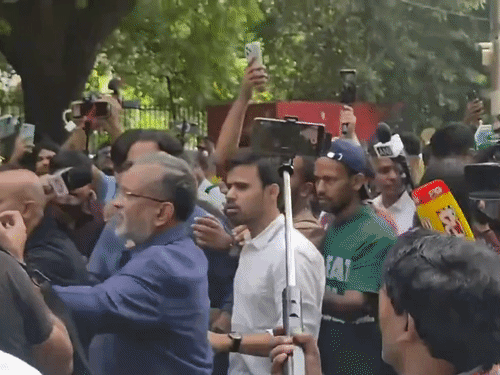 CJP लीडर आशुतोष रांका और सौरव दास पार्लियामेंट स्ट्रीट पुलिस स्टेशन पहुंचे तो मीडियाकर्मियों ने उन्हें घेर लिया।