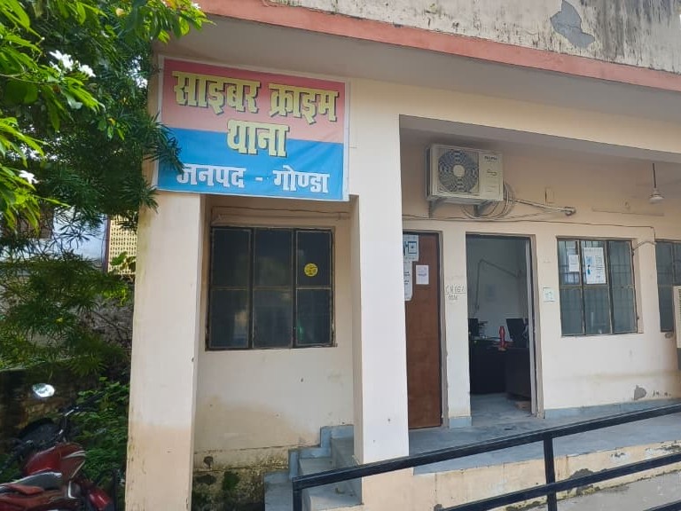 मनी लॉन्ड्रिंग और बैंक खाते से जुड़ी कथित गड़बड़ी का आरोप लगाकर गिरफ्तारी वारंट जारी होने की धमकी दी।