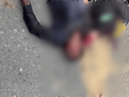 सड़क पर गंभीर हालत में पड़ा दिल्ली पुलिस का सिपाही अमित यादव।