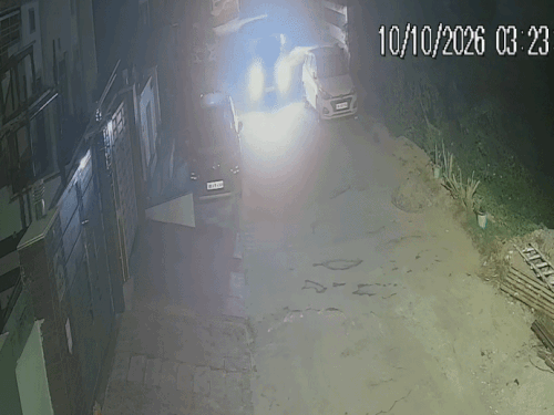 दरवाजे के सामने खड़ी गाड़ी को बैक करते आरोपी।