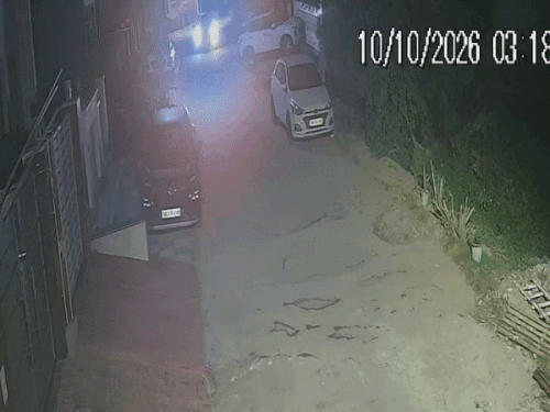 दरवाजे के सामने पहुंचे आरोपी।