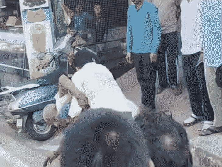 बुजुर्ग व्यक्ति से मारपीट करते ऑटो चालक।