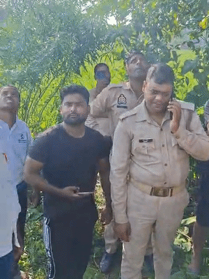 3 घंटे तक पुलिसकर्मी और अन्य लोग छात्रा को नीचे उतरने के लिए समझाते रहे।