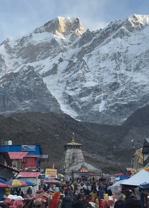 उत्तराखंड में केदारनाथ की चोटियों पर रविवार को बर्फबारी हुई।