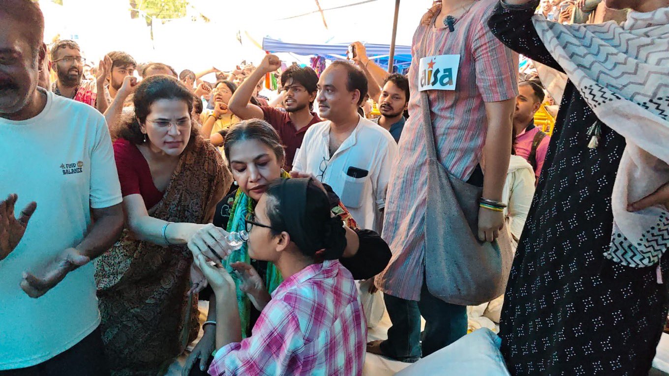 20 जुलाई को शबाना आजमी, योगेंद्र यादव, मनोज झा और प्रकाश राज ने नेहा की भूख हड़ताल खत्म करवाई। इसका वीडियो वायरल हुआ।
