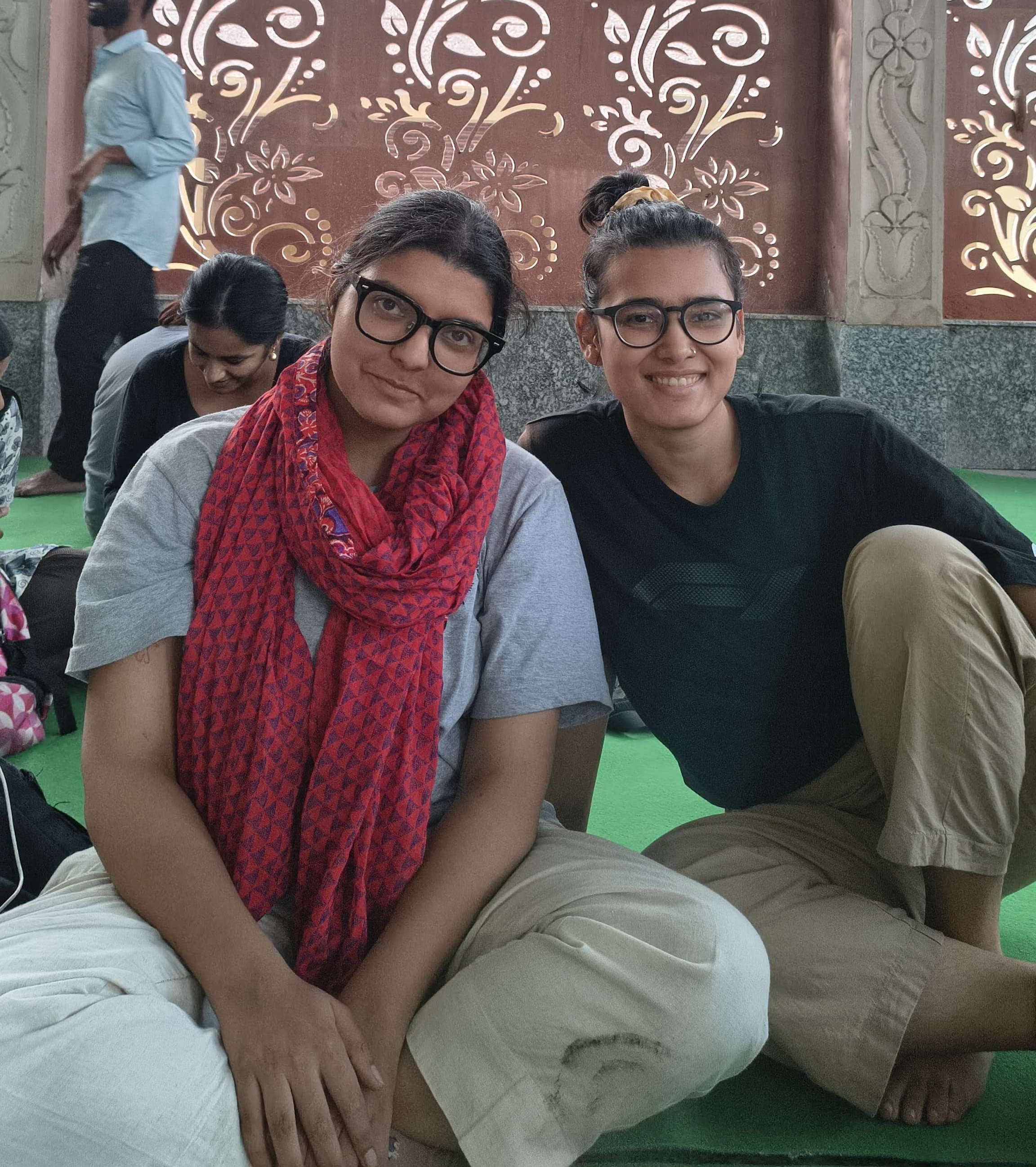 नेहा ने अपनी जगह डिटेन हुई प्रदर्शनकारी के साथ तस्वीर साझा करके बताया कि यह महज संयोग था कोई स्ट्रैटजी नहीं।