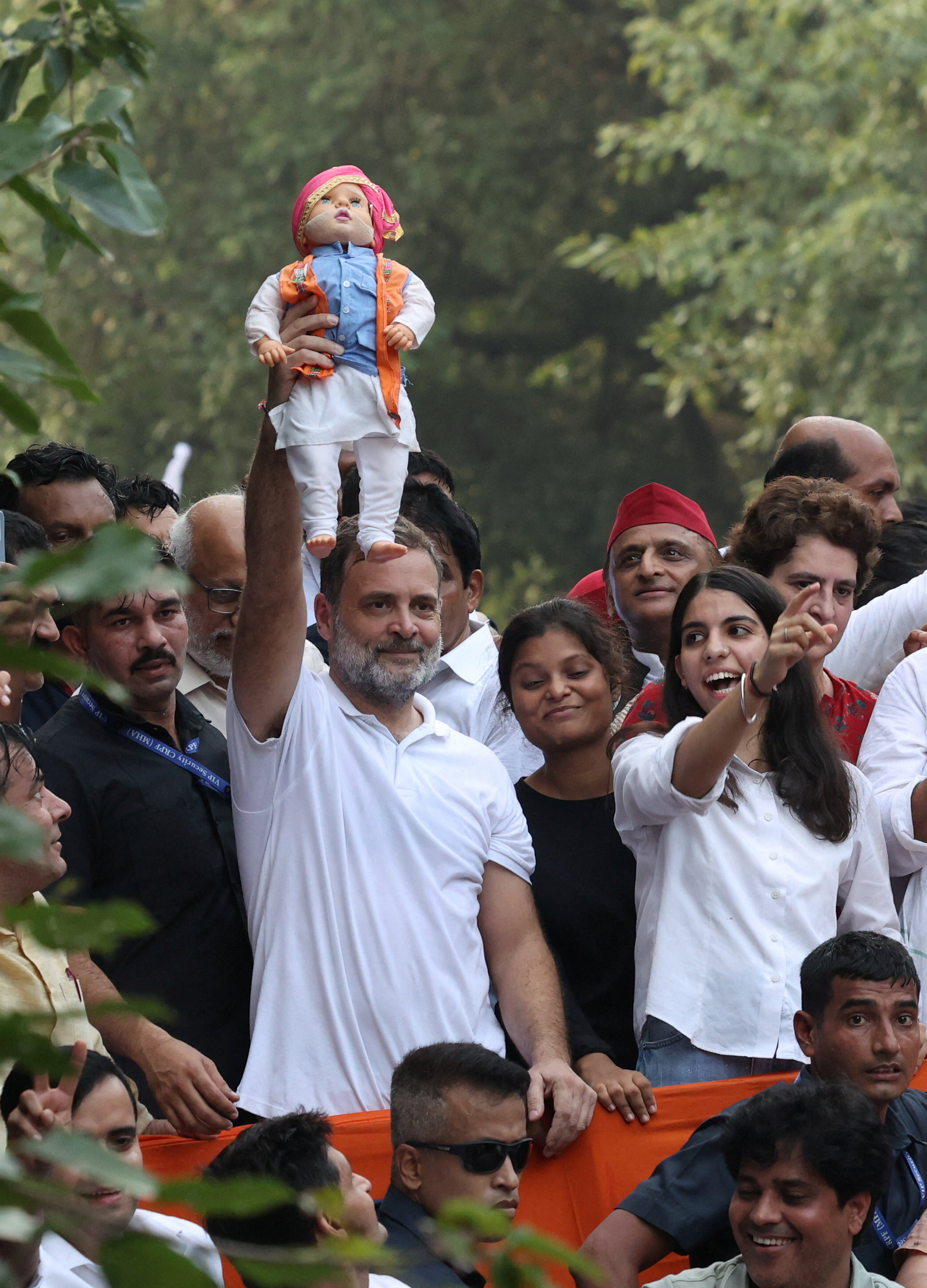 राहुल गांधी ने पहले पैदल फिर गाड़ी में सवार होकर मार्च में हिस्सा लिया।