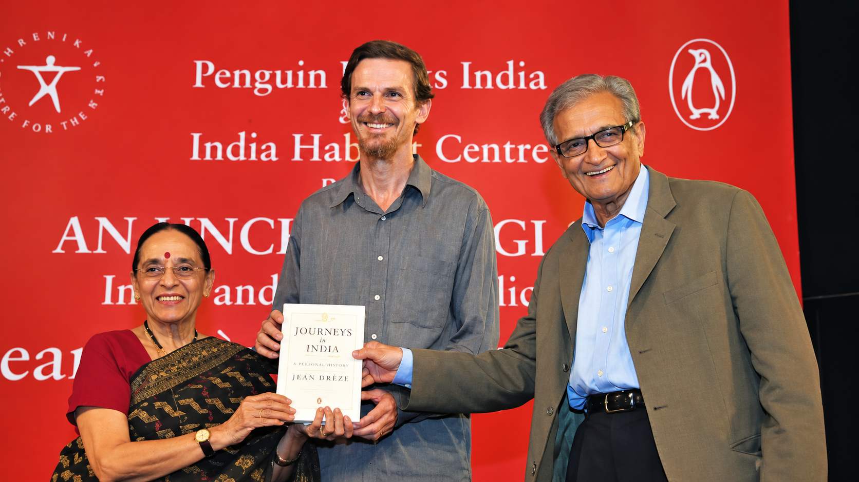 एन अनसर्टन ग्लोरी; इंडिया एंड इट्स कंट्राडिक्शन (2013) किताब के बुक लॉन्च प्रोग्राम में ज्यां द्रेज (बाएं) अमर्त्य सेन ( दाएं) ।