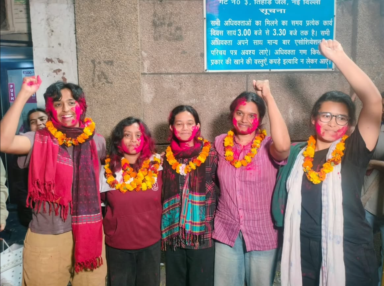तिहाड़ जेल से छूटने के बाद नेहा बोरा और JNU छात्र संघ के पदाधिकारी।