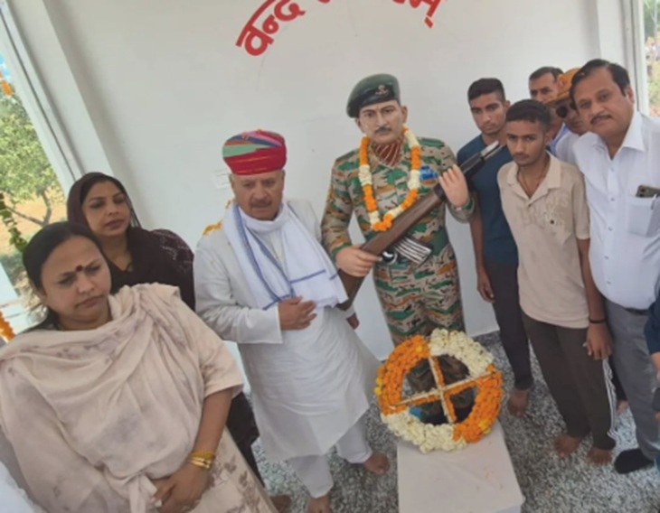 एक कार्यक्रम में मंत्री राव इंद्रजीत के साथ पार्षद रेखा देवी।