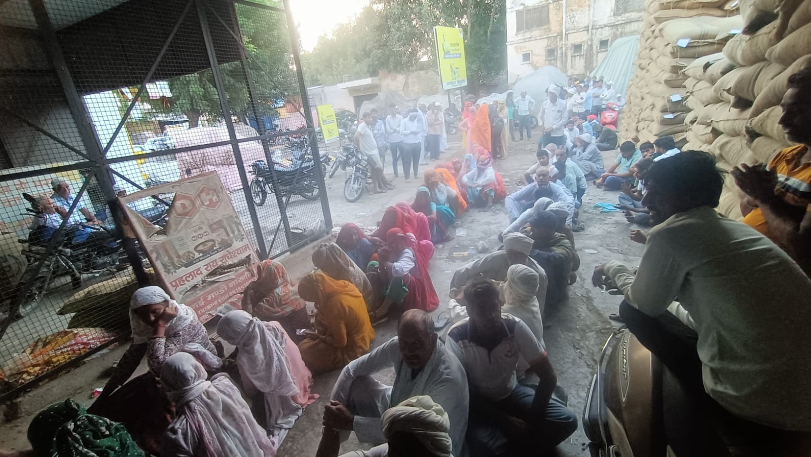 नारनौल में खाद लेने के लिए लाइन में लगे लोग।