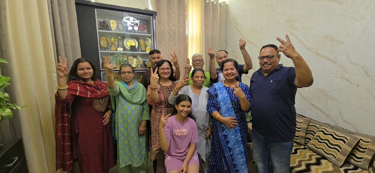 सोनीपत में परिवार जश्न मनाते हुए।