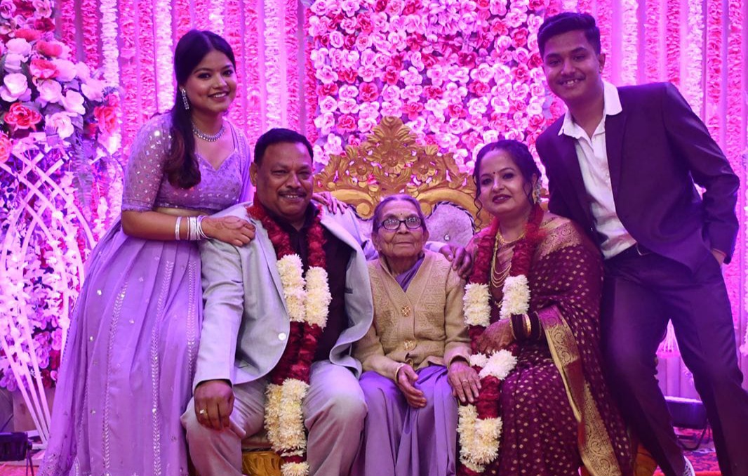 एक जुलाई को इसी सफर के बीच उसे अपनी दादी को खोने का दर्द भी सहना पड़ा- बीच में दादी-फाइल