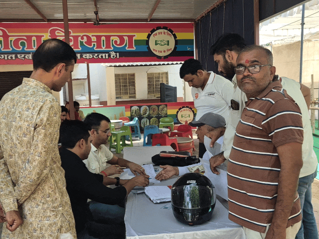 सभी दावेदार नामांकन भरने पहुंच रहे हैं।