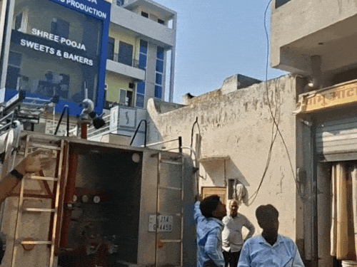 दमकल की दो गाड़ियों ने 15 मिनट में आग पर काबू पाया।