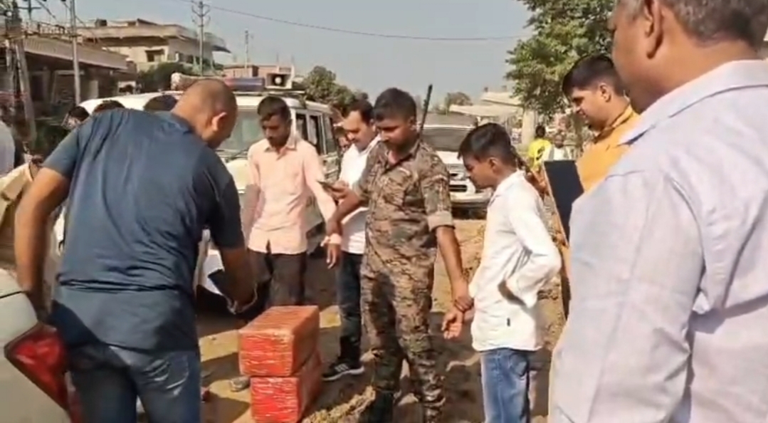 पुलिस हिरासत में गिरफ्तार दोनों आरोपी।
