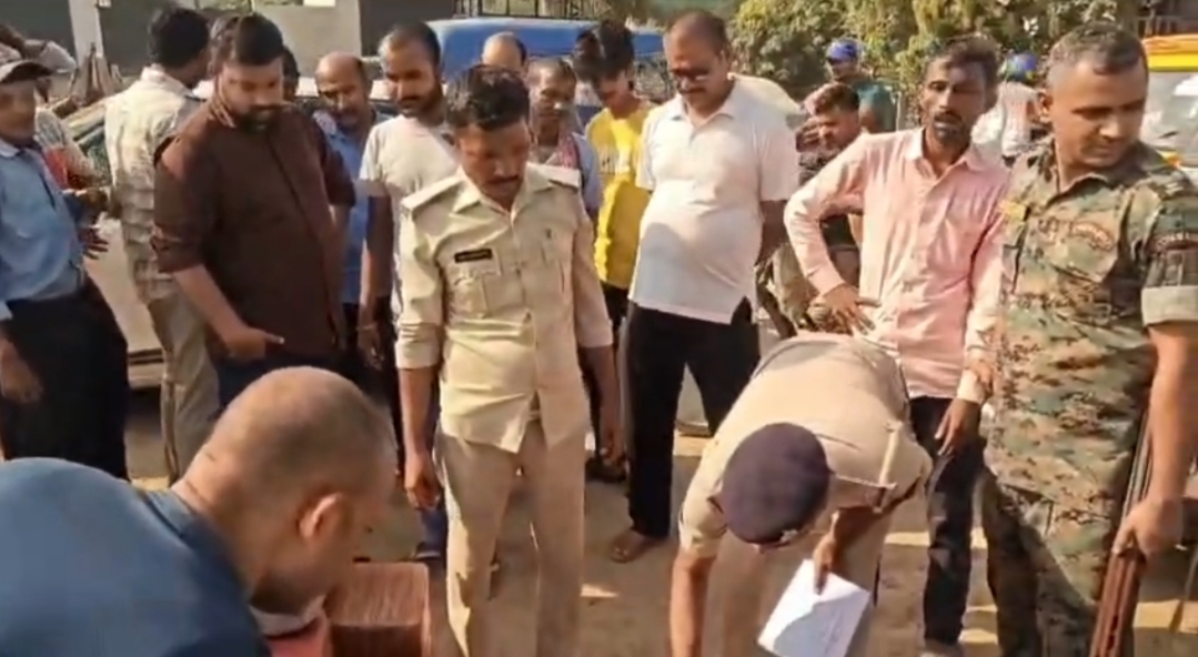 कार्रवाई में जुटी पुलिस की टीम।